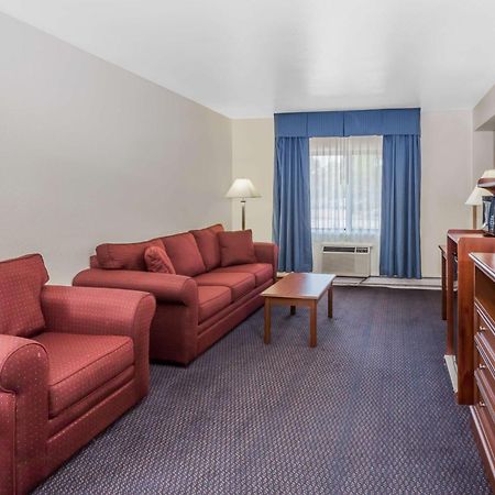 l'Hotel Baymont By Wyndham Waukesha Esterno foto
